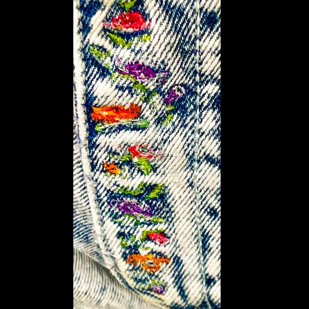 ⭐️HP⭐️VTG▪️FILIPPO-TOTTI▪️Floral Embroidered Distressed Acid Wash Denim Shorts - Picture 4 of 14